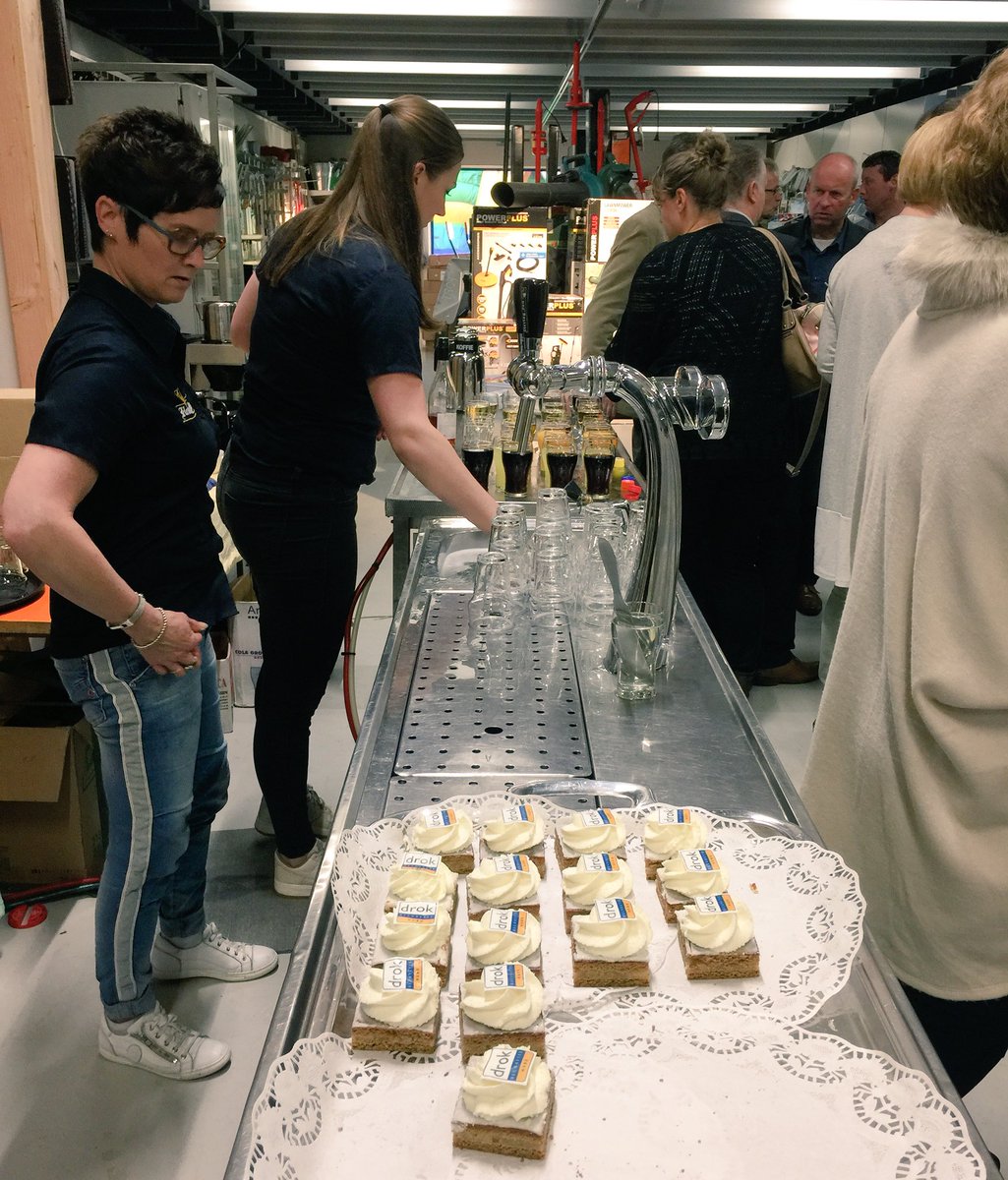 dgnretail's tweet photo. Een trotse ondernemer in zijn vernieuwde winkel. Erg mooi geworden. Veel succes!  #hubo #decorette #Vollenhove https://t.co/ceAPy0Dq0Q