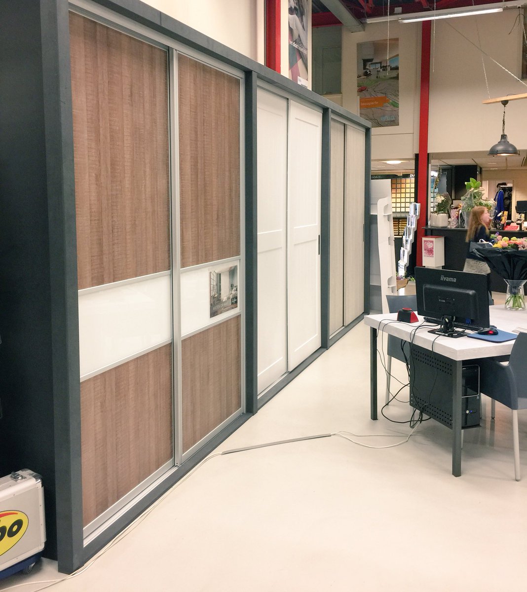 dgnretail's tweet photo. Een trotse ondernemer in zijn vernieuwde winkel. Erg mooi geworden. Veel succes!  #hubo #decorette #Vollenhove https://t.co/ceAPy0Dq0Q