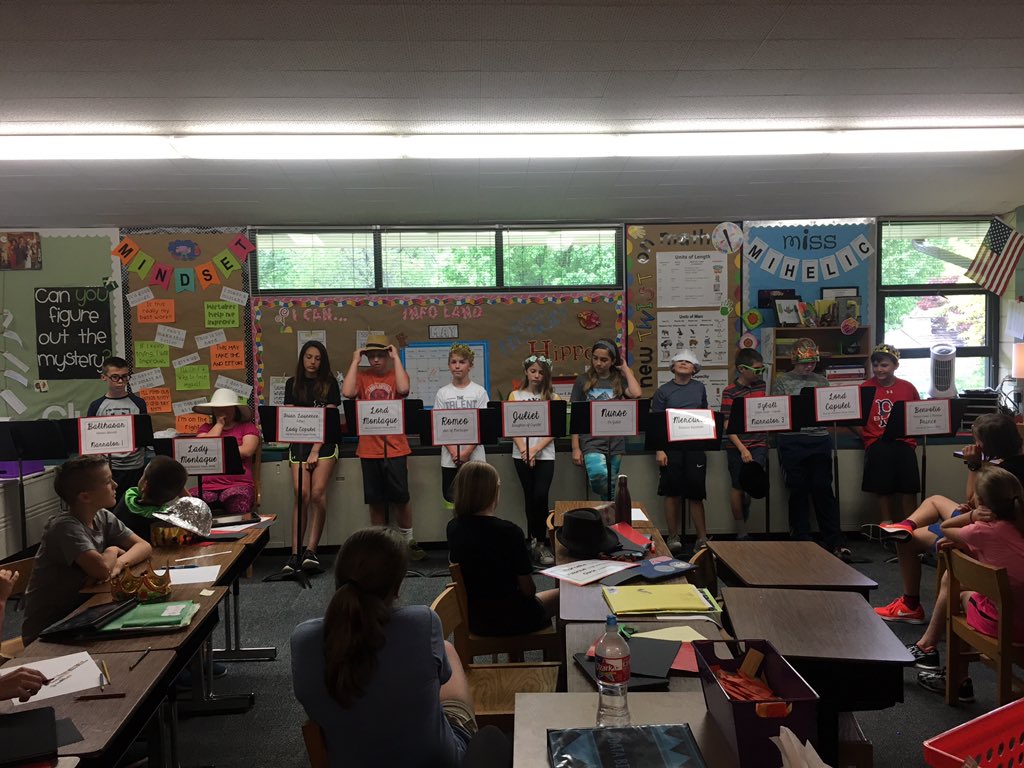 Brookwood5th's tweet photo. Our last 5th grade dress rehearsal before showtime tomorrow! #shakespearefestival #ourSMSDstory #brookwoodpride 🎭 https://t.co/l4LW2J6ouK