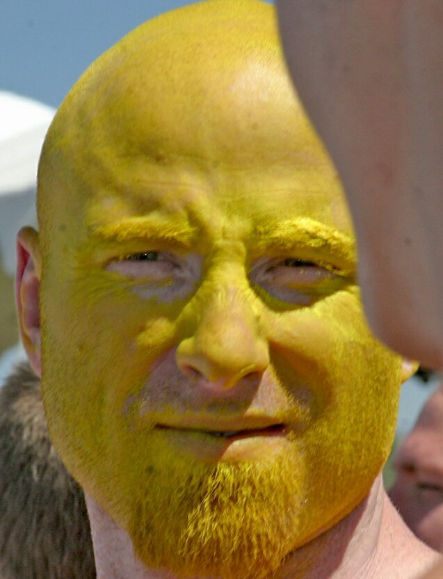 Почему головы желтые. Желтый человек.