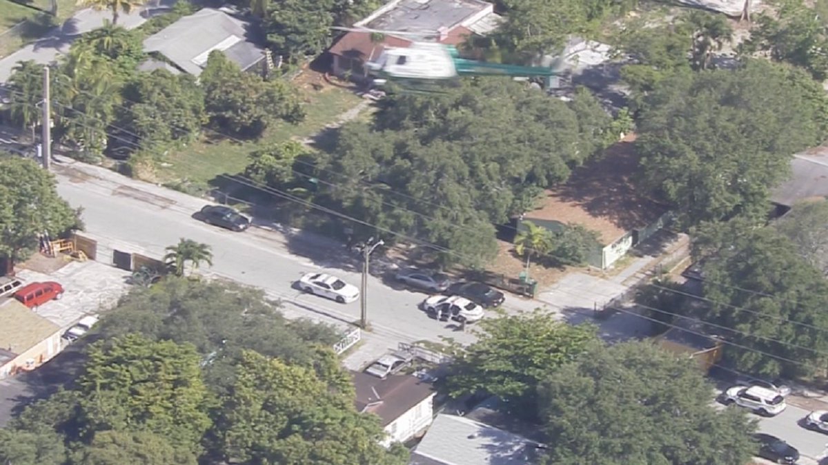 WATCH LIVE Female suspect escapes from officers while in custody in northwest Miami-Dade bit.ly/2r31mfY https://t.co/4dNxpWJIGA