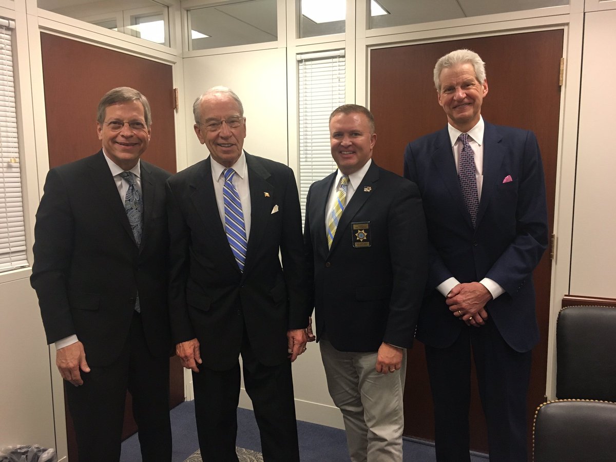 Black Hawk County <a href="/SheriffTonyT/">Tony Thompson</a>, <a href="/CarrollCoWeb/">CarrollCoWeb</a> County Attny John
Werden &amp; <a href="/DLinderbaum/">Denny Linderbaum</a> of <a href="/UnityPointDSM/">UnityPoint Health - Des Moines</a> talk #homevisiting w
<a href="/ChuckGrassley/">Chuck Grassley</a>