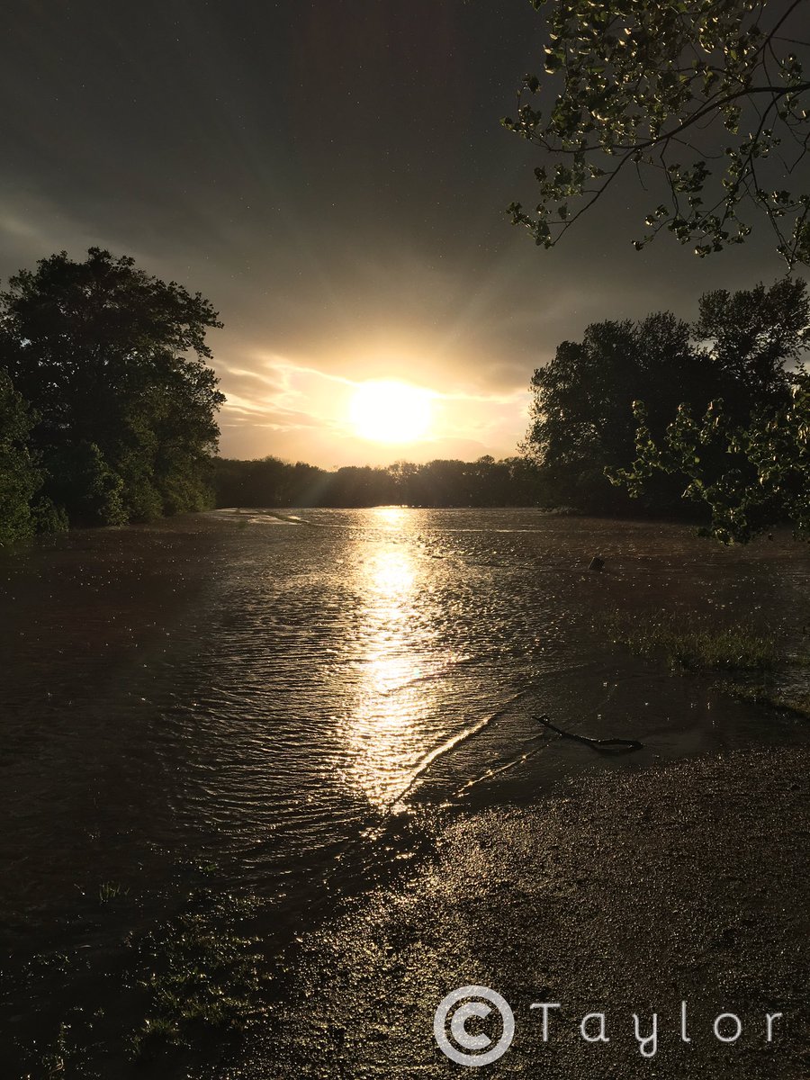 TayMarSol's tweet photo. Mother Nature can be beautiful, even in the midst of chaos. #nature #photography https://t.co/cjHS4mtsbj