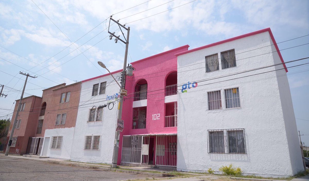 chambeladan's tweet photo. Encabeza @miguelmarquezm , @diegosinhue y @RamonLemusM #PintaVertical en col. Pinos de #Celaya, 280 edificios restaurados https://t.co/3Ut3JqiagU