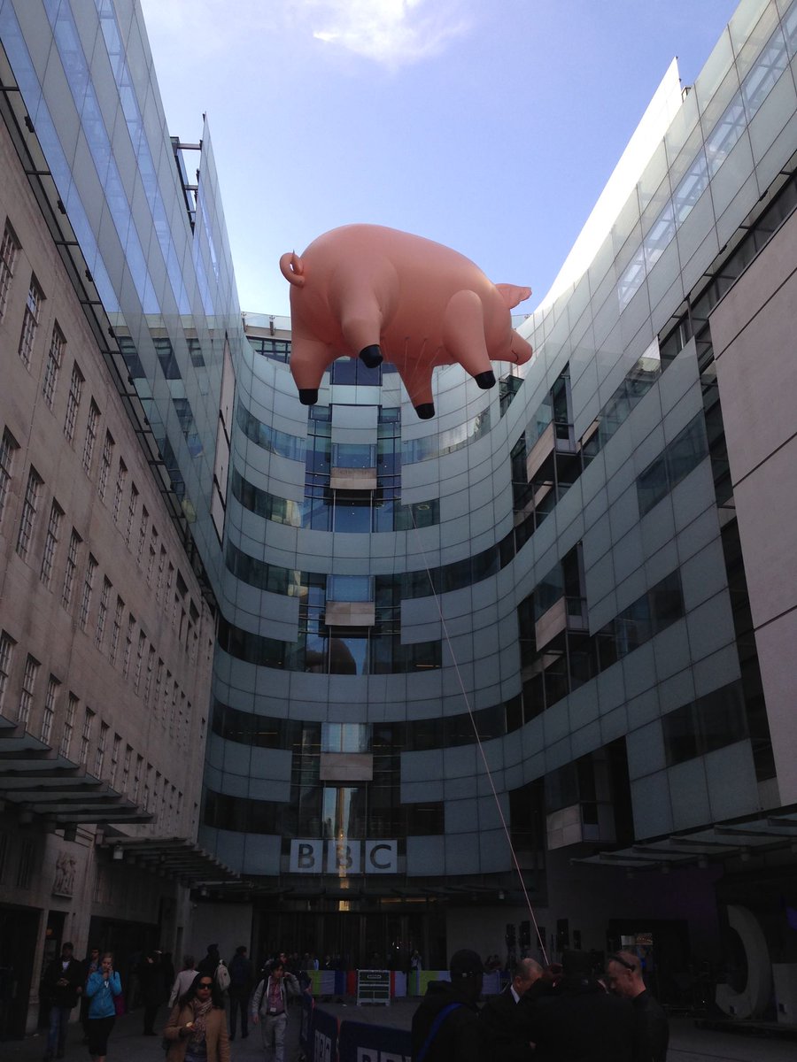 Just another day @ the office! Meet Algie the pig #BBC <a href="/MediaHub_UK/">Sarah P and Sarah R</a> #PinkFloyd <a href="/cmikkelborg/">Charlotte Mikkelborg</a> <a href="/robsonangela/">Robson Angela</a> @PearlWorks1 <a href="/petabeeuk/">Peta Bee</a> <a href="/Ros_Sack/">Rosalind Sack</a>