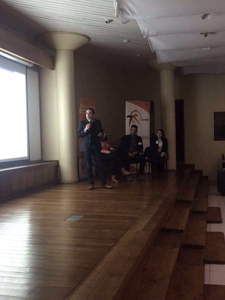 SoftwareKastor's tweet photo. Sergio Carrasco de @khipucom presentando las ventajas de integrar el botón de pago #Khipu a través de https://t.co/T9DTxlstEt #kastorday https://t.co/MVIT3K58yQ