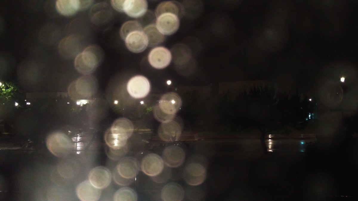 TASTECLO's tweet photo. Lluvia a luz de flexo. https://t.co/KhTjJBeRCR
