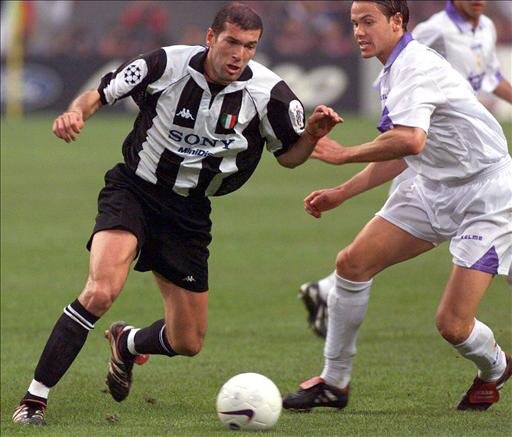 2010MisterChip's tweet photo. Tranqui Zizou. Esta vez vas con los de blanco. Con los que tienen 11 🏆🏆🏆🏆🏆🏆🏆🏆🏆🏆🏆 https://t.co/lsDoLor9MX