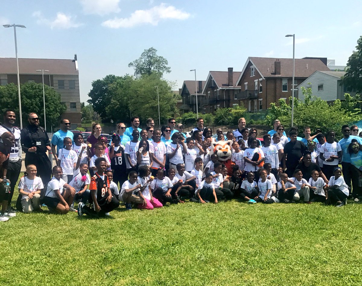 C.J. Uzomah, Ryan Hewitt, and Giovani Bernard visited Rockdale Academy with @CincyChildrens to #Play60! https://t.co/iREMGFJMyb