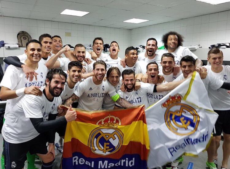 ActuFoot_'s tweet photo. Le Real Madrid fête sa qualification. https://t.co/iDYQjyBSA9