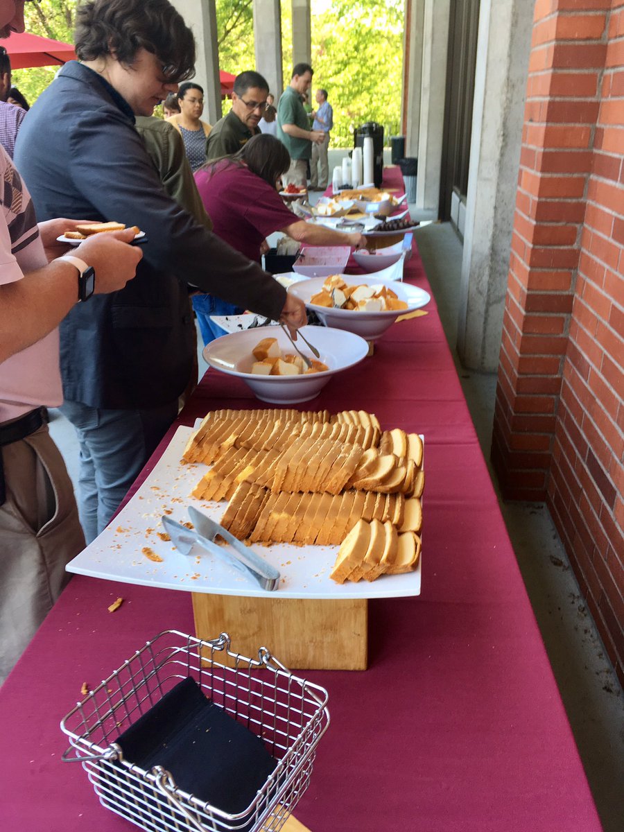 willamette_u's tweet image. A gorgeous day for faculty and staff to celebrate our graduates and eat shortcake! #willamette2017 #willamette_u