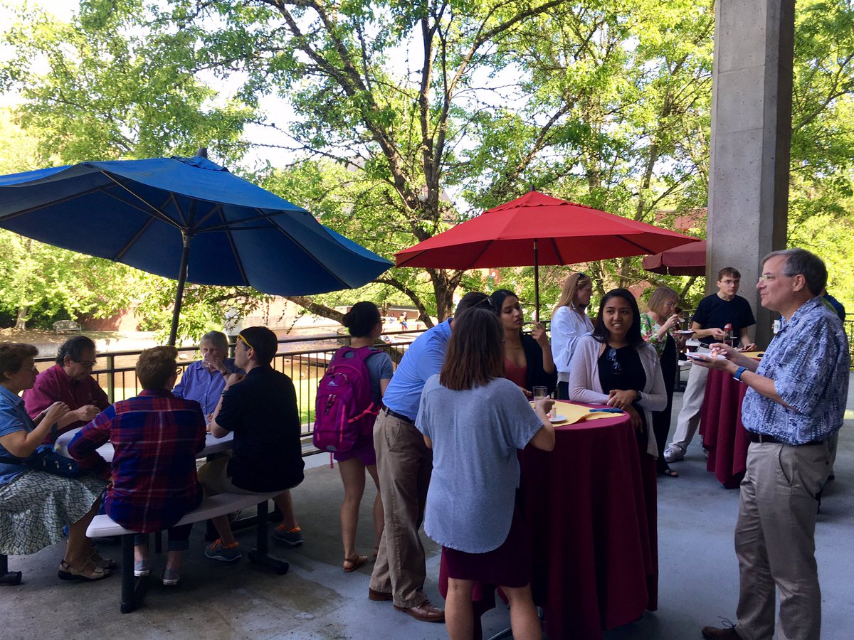 willamette_u's tweet image. A gorgeous day for faculty and staff to celebrate our graduates and eat shortcake! #willamette2017 #willamette_u