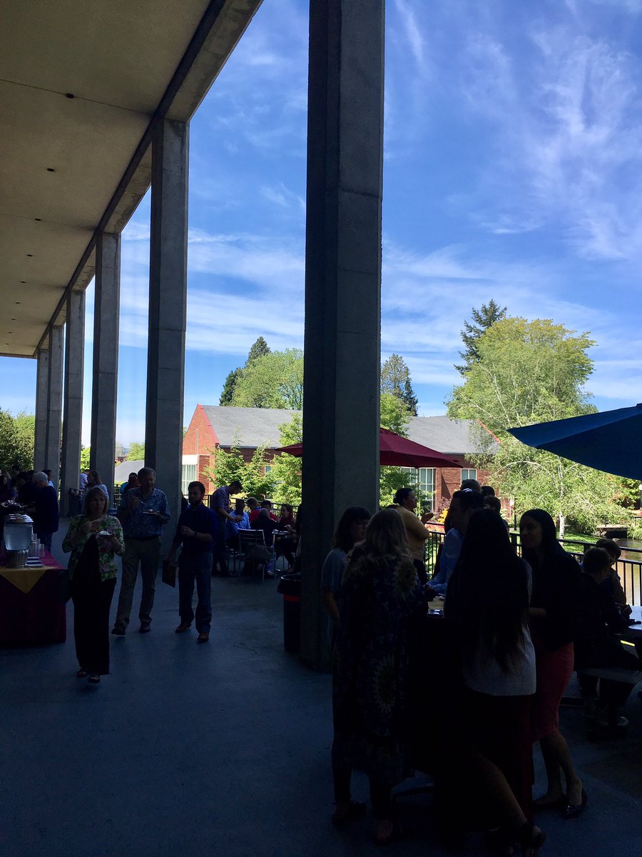 willamette_u's tweet image. A gorgeous day for faculty and staff to celebrate our graduates and eat shortcake! #willamette2017 #willamette_u