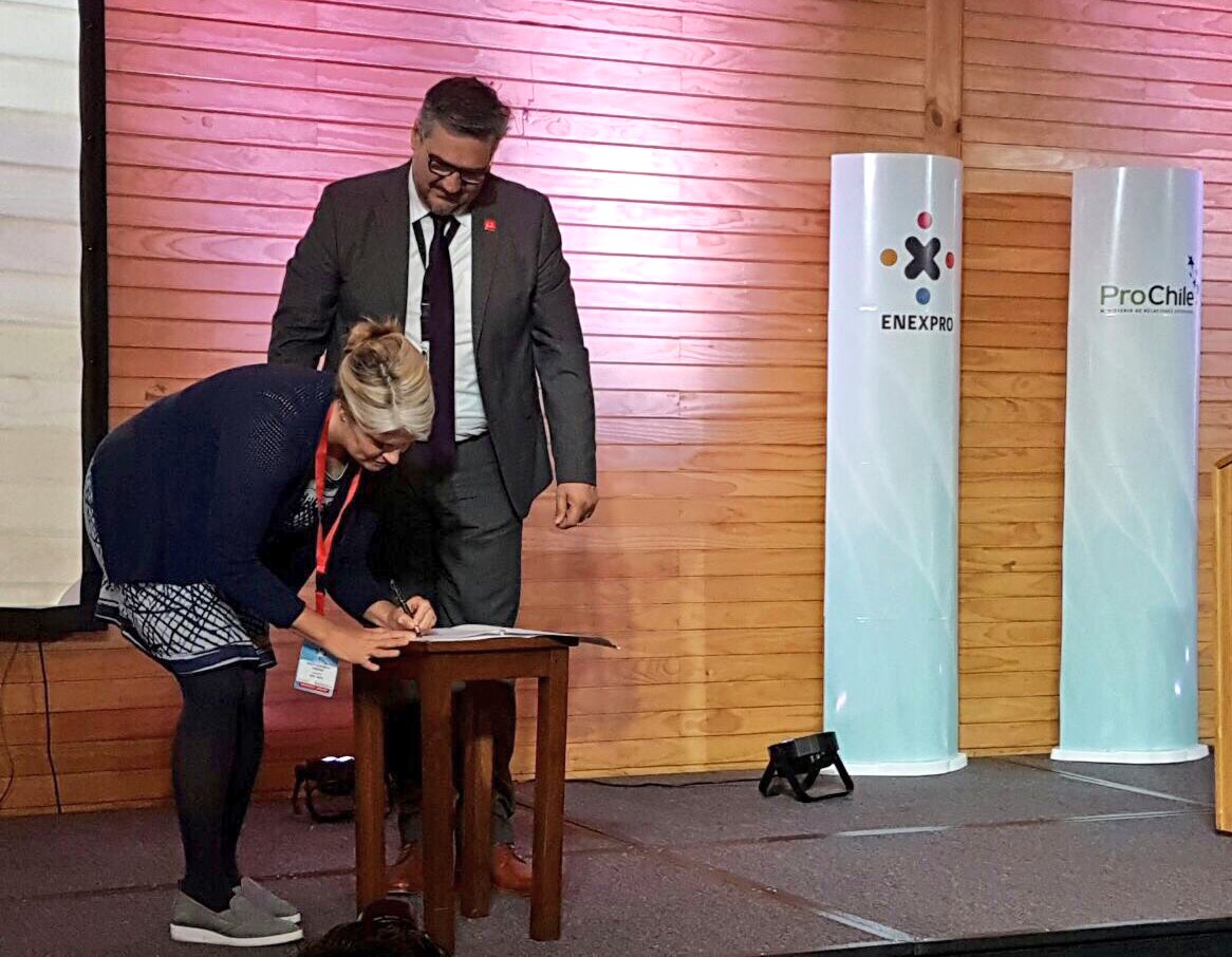 ProChile's tweet image. Dir. @ABuvinic firmó convenio con la plataforma más importante de alimentos gourmet de Estados Unidos #iGourmet → bit.ly/2iGourmet