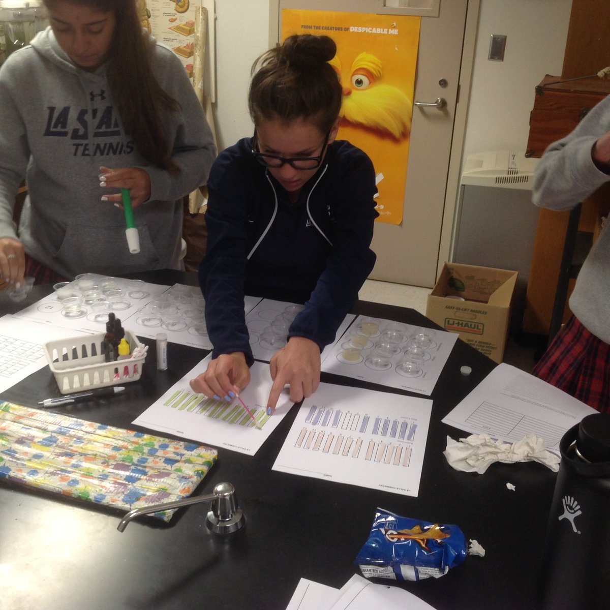 ScienceRoom229's tweet photo. Testing litmus and pH Hydronion with household acids and bases. #chemistry #science @LaSallePas @pasadenaschools #scitlap #TeacherFriends https://t.co/PiK3wO8JH0