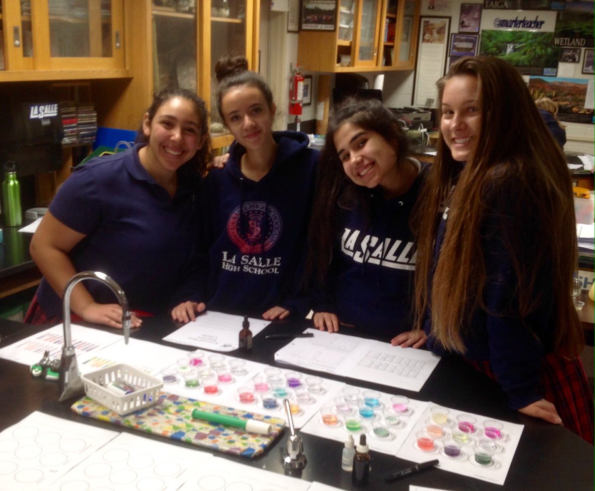 ScienceRoom229's tweet photo. Using indicators to test household acids and bases. #science #chemistry @LaSallePas @pasadenaschools #tlap #llap https://t.co/lyg8IWclFz