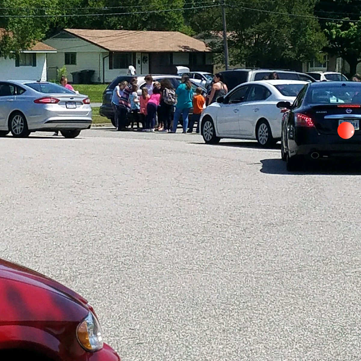 4XSoccermom's tweet photo. Walk-up and car line backed up as we end our Lemonade War book. @PESHamptonVA making book lovers out of our babies! #PhillipsReads https://t.co/GFcxZmuY75