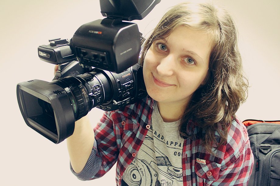 dianakirstea's tweet photo. #Throwback to when I got to work with this big baby :3
#SonyEX3 #UniFILMProject #CameraGirl #Filmmaker #Student https://t.co/n7ZTOxdM7A