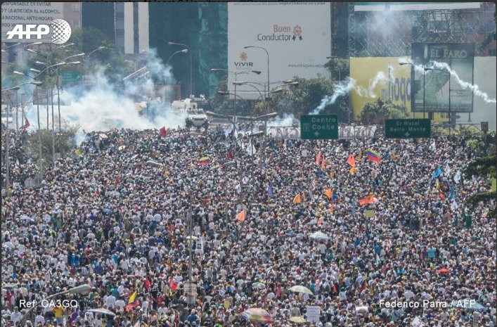 bif_o's tweet photo. Tout baigne au Venezuela : les civils arrêtés passent devant des tribunaux militaires et les manifestations ont déjà fait 38 morts #PhotoAFP https://t.co/KITDkG7kwo