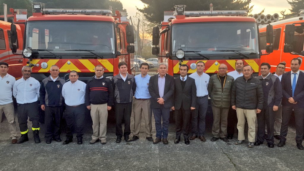 queilencl's tweet photo. Superintendente Juan Aro recibe simbólicamente llaves de nuevo carro para segunda compañía de Bomberos de #Queilen  #Chiloé https://t.co/46uODi4GA4