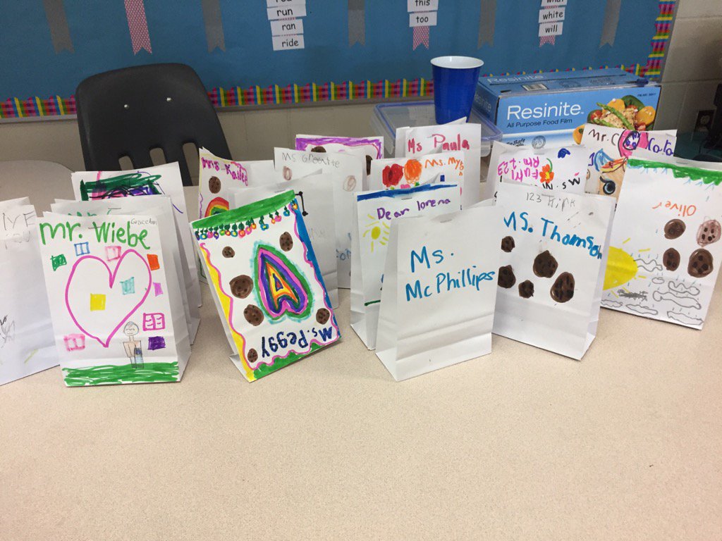 msrussellwpg's tweet photo. Kindness cookies! It was so fun to watch Ss give these to staff and see the smile it put on their faces! #KindMB https://t.co/7wU0I1RRjL