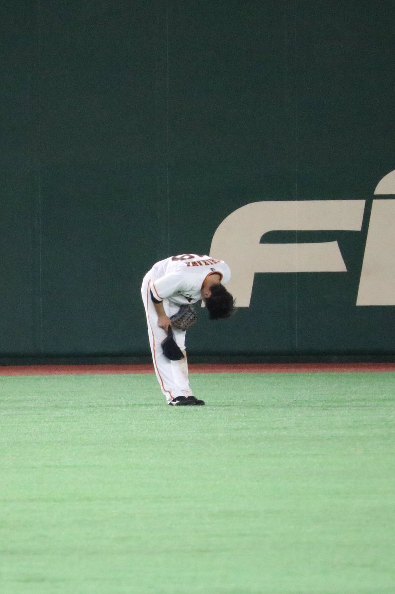 giants38mt's tweet photo. ホームランの後守備につく際、ファンの石川コールに、深々とお辞儀をする石川慎吾。
出塁した際、塁審の方に挨拶をする石川慎吾。
バッターボックスに入る時もいつも球審の方に挨拶してて、すごい礼儀正しくて、いい子だなと感じる。ほんとに頑張ってほしい。
#石川慎吾
#背番号49 https://t.co/I8RIdmOH7C