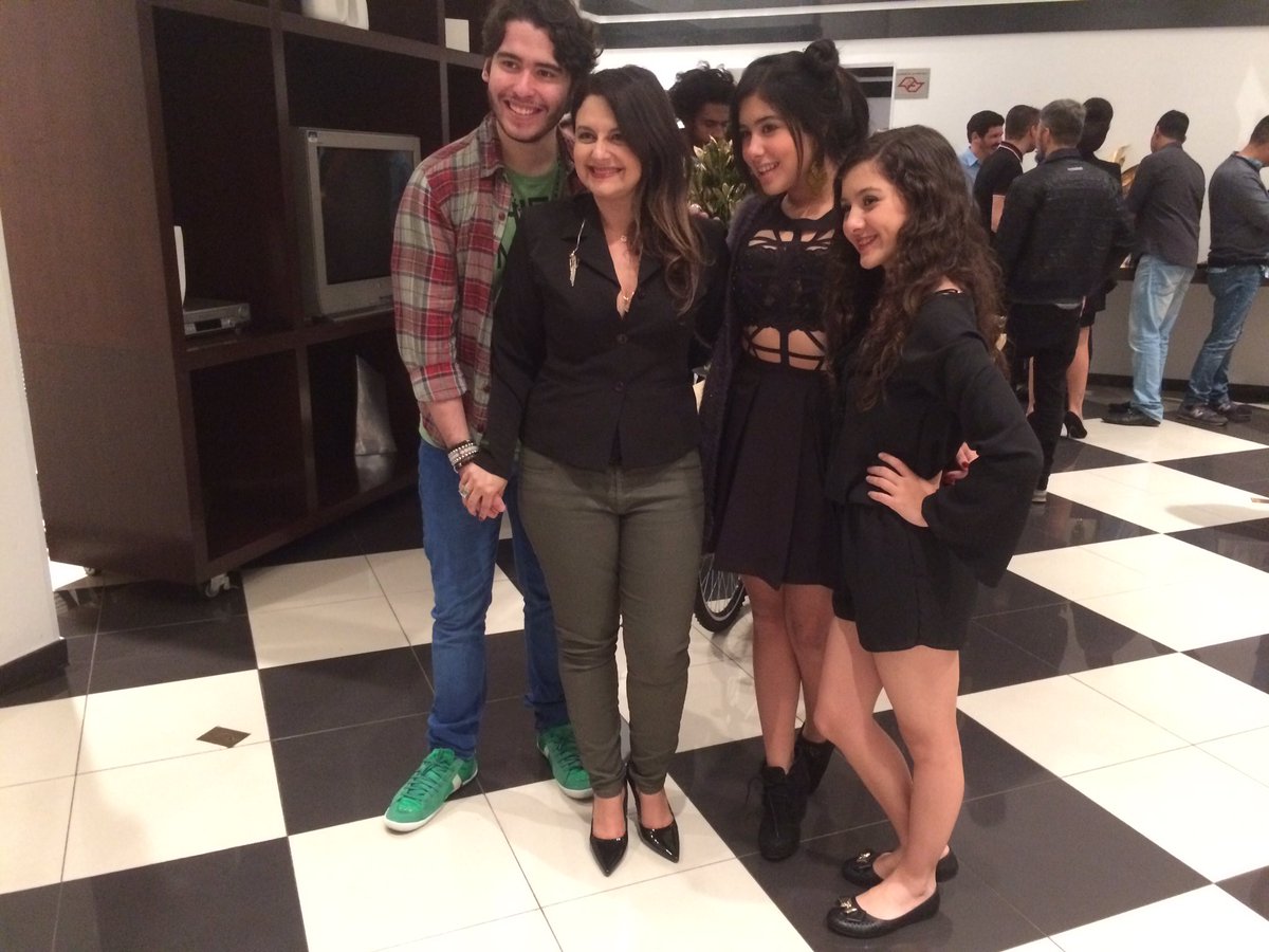 filipeator's tweet photo. Olha que encontro bacana na festa hoje! Eu, @carlafioroni, @lorenatucci e @cinthiacruz #choconight com @PauloSanSeverin e @PortalPepper https://t.co/xdyToanoFl
