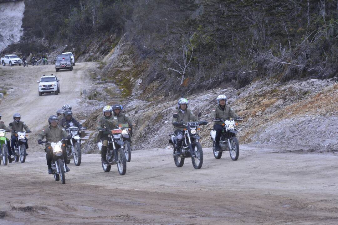 Dari ruas Wamena-Kenyam sepanjang 287 km, sudah 37 km yang teraspal. Ini adalah sebagian ruas jalan Trans Papua sepanjang 4.300 km -Jkw