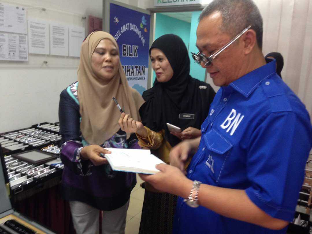 MatNadzari's tweet photo. Daya usaha DRJ yg murni; berbakti kpd murid2 yg kurang berkemampuan utk mendapat cermin mata. Aku pun dapat manafaat tadi. https://t.co/iP84BOOP9d