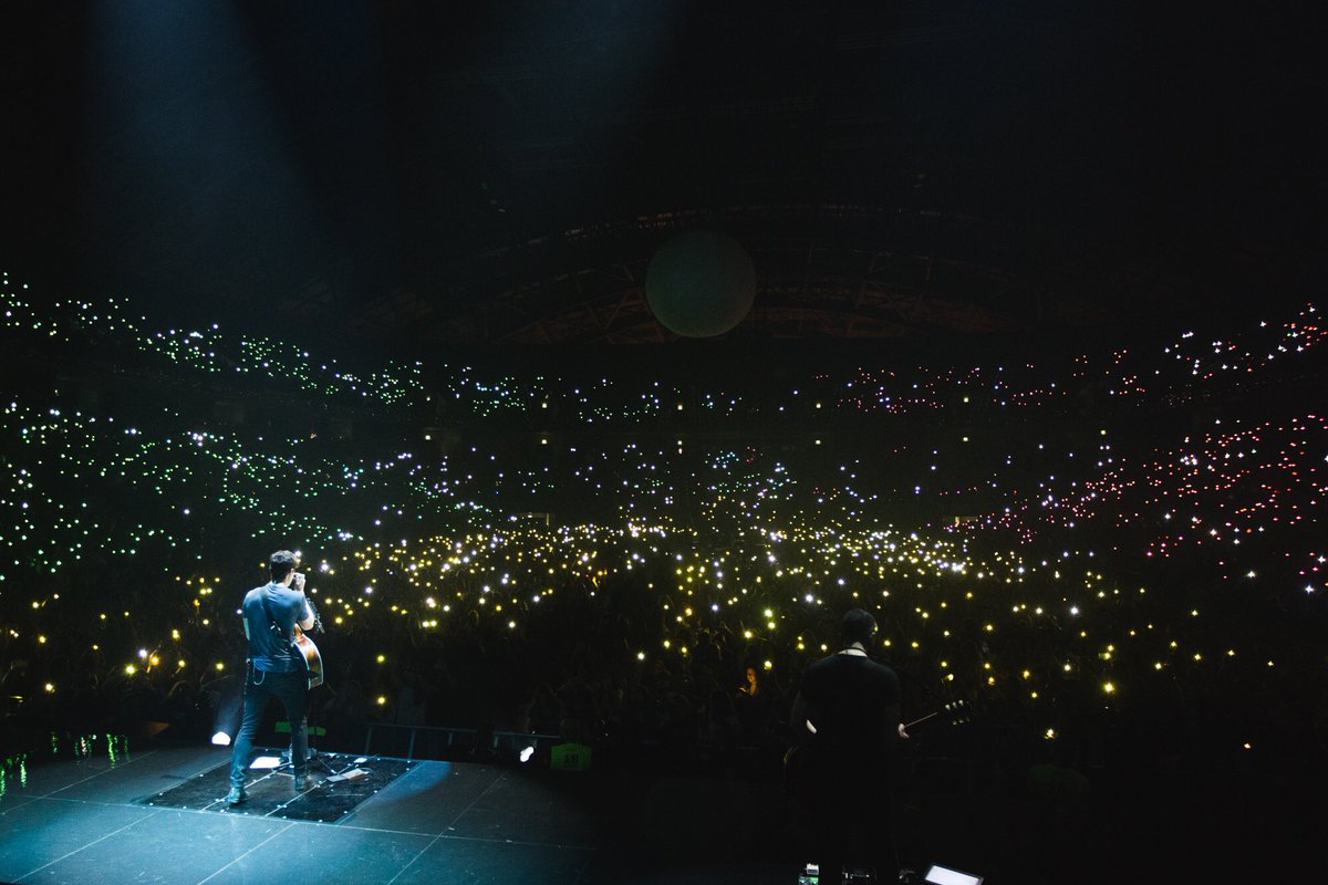 ShawnAccess's tweet photo. #IlluminateTourLisbon what a crowd! https://t.co/vVjJVbCdWS