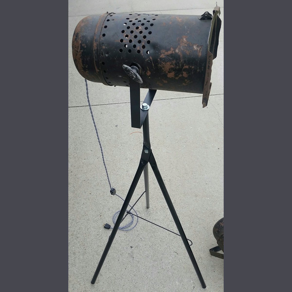 metalinginart's tweet photo. New tripod designed just for these light applications. Made from upcycled PAR64 assembly. #upcycle #reclaimed #lighting #par64 #metalart https://t.co/JjHQajdrTe