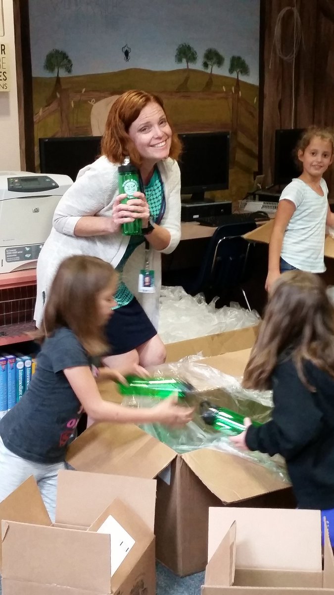 kampkodish's tweet photo. Green Team hard at work, trash free Tuesdays here we come!@WoodRanchSVUSD @kampkodish @Katesnowden2 @SimiValleyUSD https://t.co/kLan2SYBe4
