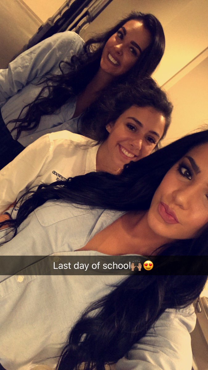 katiee_kizer's tweet photo. Last day🎉🎓 https://t.co/tzNURHuy3A