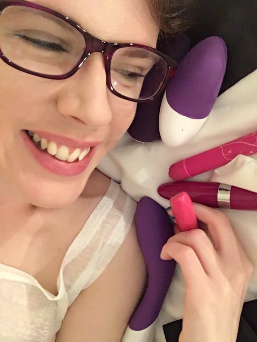 Don't forget to vote for me in the MV Toy Box contest!  ⭐️Paid votes get videos!⭐️  https://t.co/nMjImVRE0h  (Ends<a href="/tag/gagging"class="tags"><span>#gagging</span></a><a href="/tag/gagreflex"class="tags"><span>#gagreflex</span></a>
