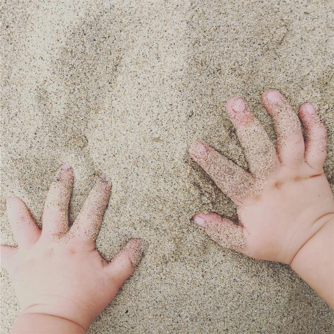 caskettbbies's tweet photo. Lily loves helping Daddy build some sand castles, but she always gets too excited and ends up destroing everything. #toodlerlife https://t.co/CIH0tAYDqu