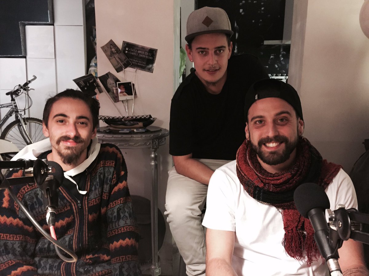 Ya estamos con los chicos de <a href="/DivinaVerdadArg/">Divina Verdad</a> escuchanos por radioencasa.com