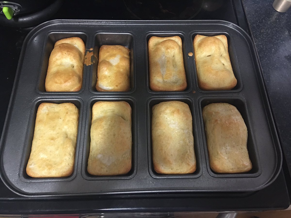 Yorkshire Puddings in mini loaf tins are so damn tasty, FYI!! 🇬🇧🍴🇬🇧🍴🇬🇧🍴 #englishfood #britishfood #yorkshirepuddings #yummy