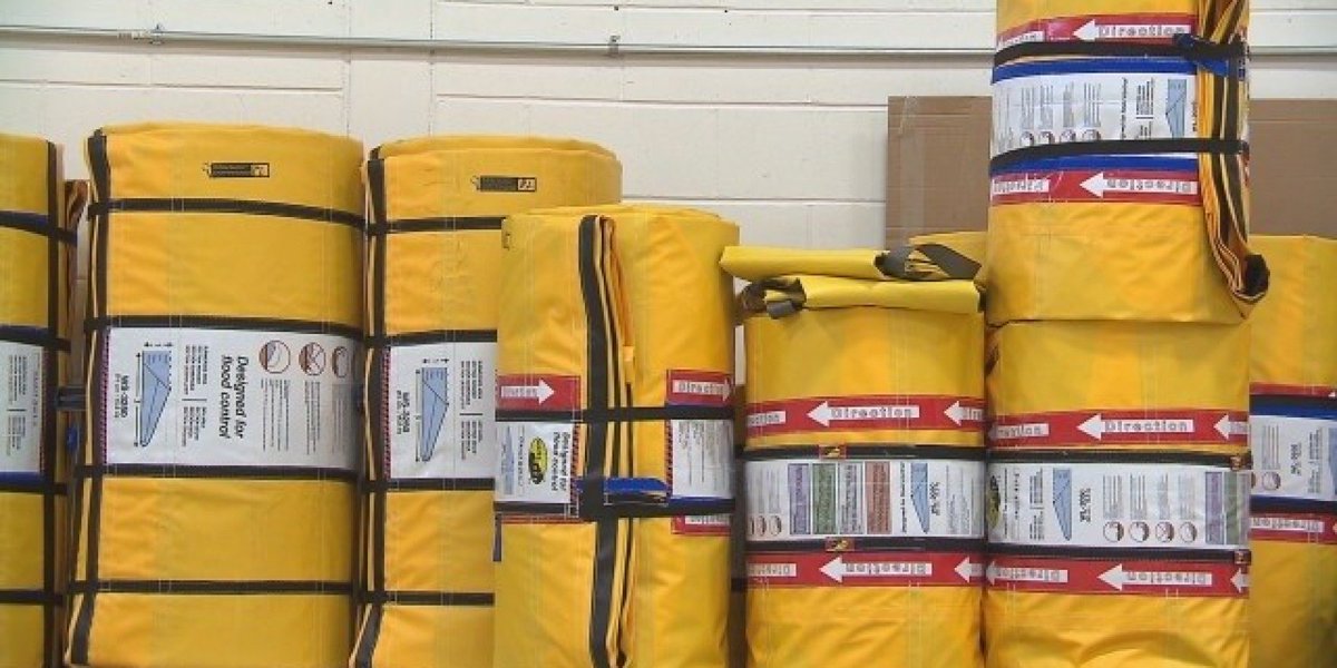 HuffPostQuebec's tweet photo. Une alternative aux sacs de sable...vendue seulement à l'étranger https://t.co/Qo1pHijXem https://t.co/lOW2dIm09y