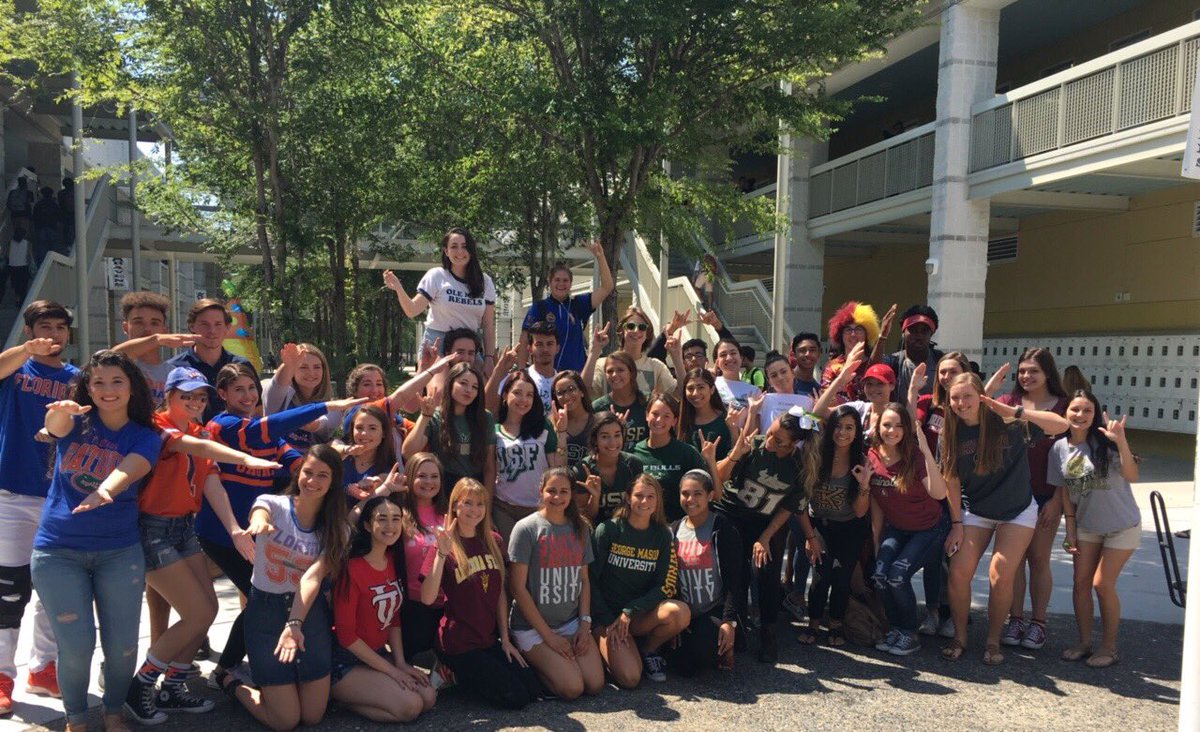 ahs_class17's tweet photo. Happy College Day at Alonso! It's almost over guys! 🎓💙 Loved seeing the spirit! https://t.co/8DXwt4H3Ui