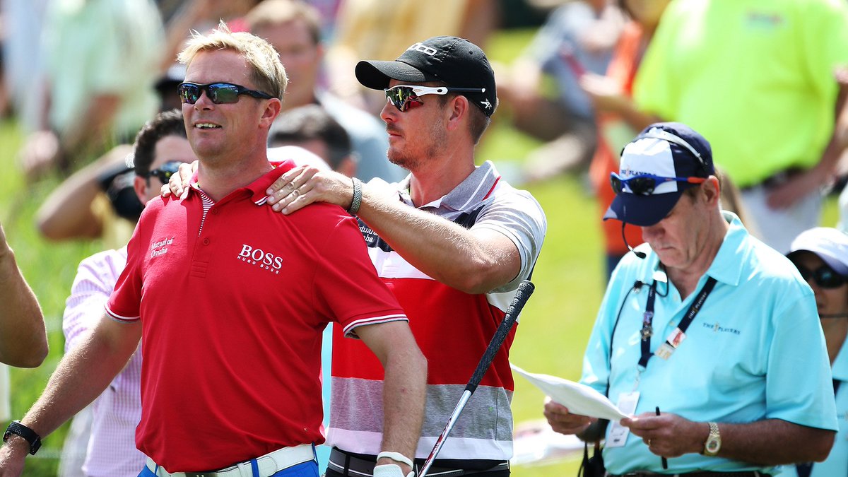 .<a href="/henrikstenson/">Henrik Stenson</a>'s caddie finds the drink twice on 17 during a contest. That second one... the club 😳 

Video: watchgolf.ch/klIWgQ