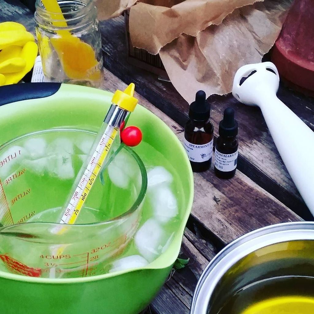 HerbsandMoreLNK's tweet image. Soap making going on tonight! #coldprocess #rosemaryspearmint #stickblender #palmkernel #oliveoil #coconutoil #she… instagram.com/p/BT7vKiojXJ-/