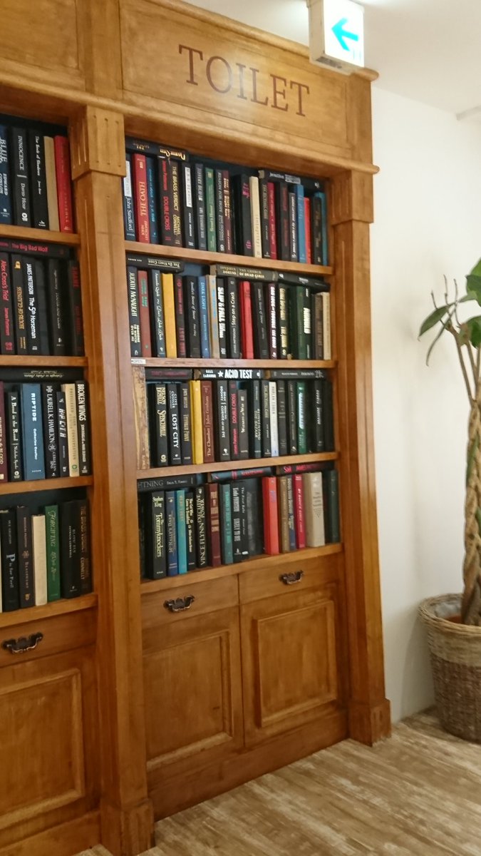 えけ 幸せのパンケーキ渋谷店 来たけど トイレがすごい 本棚の横スライド型