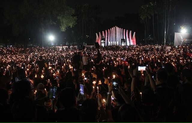 yennikwok's tweet photo. Candlelight vigil for Ahok at Proklamasi Monument in Jakarta last night, under the full moon (Tjahaja Purnama means moonlight) https://t.co/25WWPBxgjJ