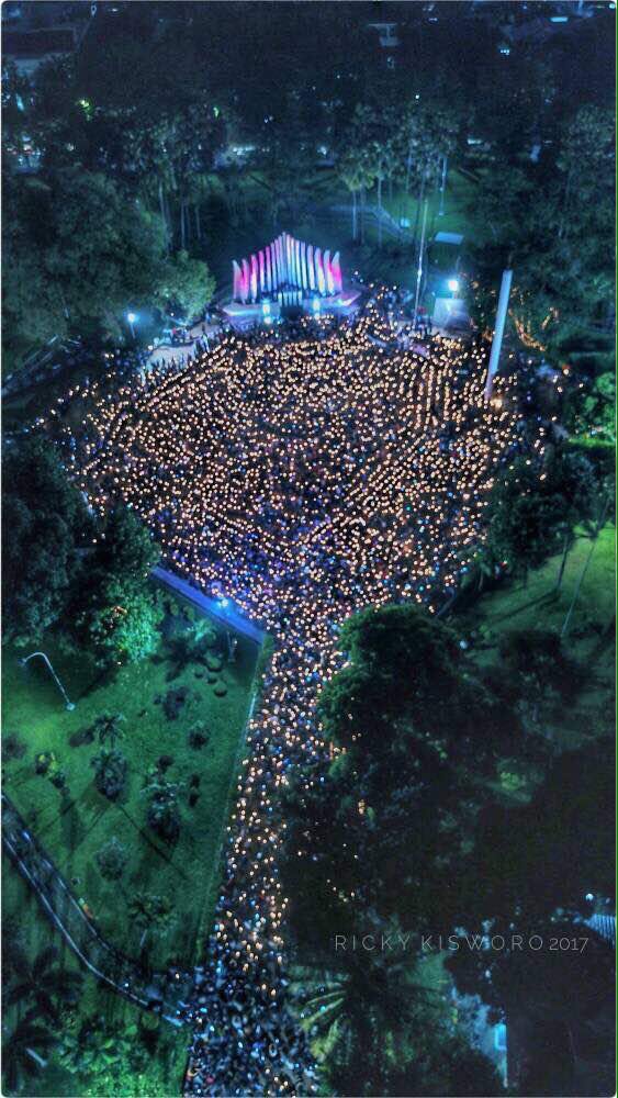 yennikwok's tweet photo. Candlelight vigil for Ahok at Proklamasi Monument in Jakarta last night, under the full moon (Tjahaja Purnama means moonlight) https://t.co/25WWPBxgjJ
