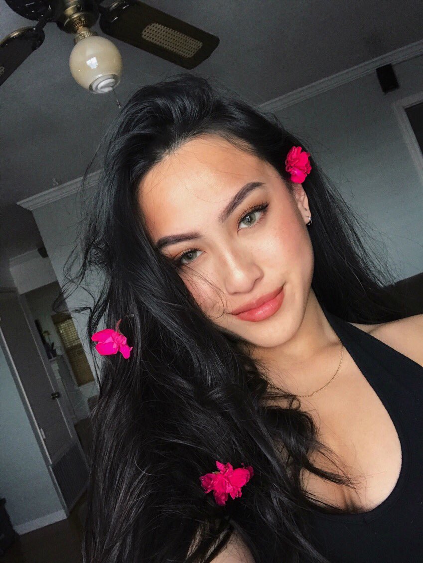 cherwolfie's tweet photo. Sweet as a flower 🌺 https://t.co/1tqUhblruT