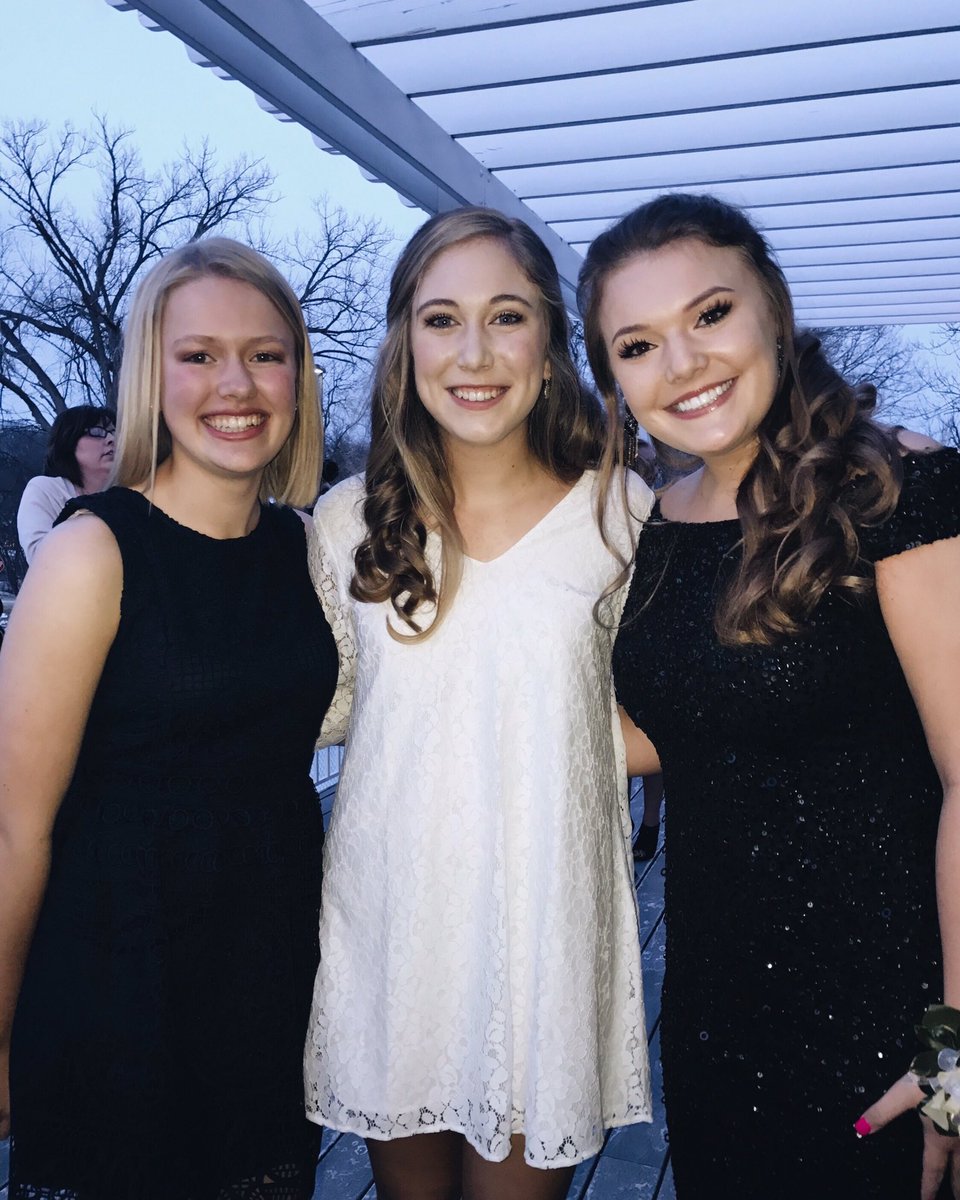 ClaraLarson7's tweet photo. Happy adulthood @morgan_howk !! 🎉🎉💕❤ https://t.co/ZUxDMJaYqt