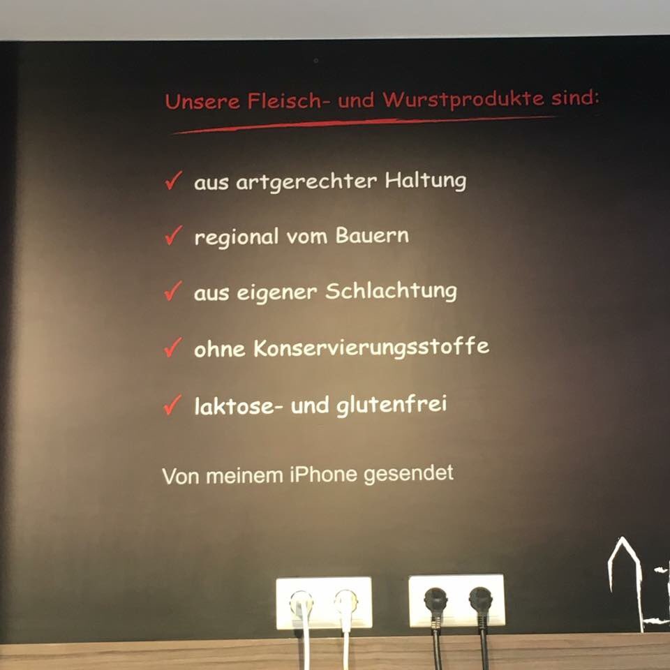 Möbelhaus.
Chef zu Mitarbeiter:
Ich schicke Ihnen die Vorlage und GENAU SO lassen Sie das auf die Kantinentafel drucken. Genau so!