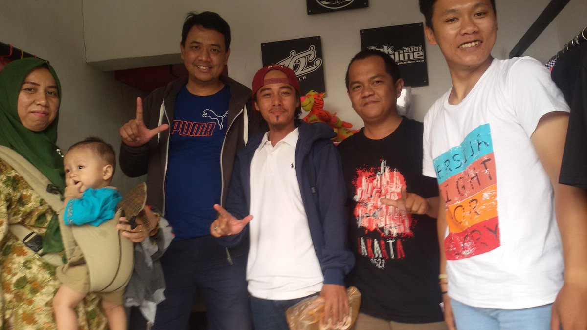 Homebase_JO's tweet photo. Makasih cing @iwanday udah mampir dan belanja produk @JOMERCH01 cc @JakOnline #homebasebyjakonline https://t.co/3DtJ29l0M2