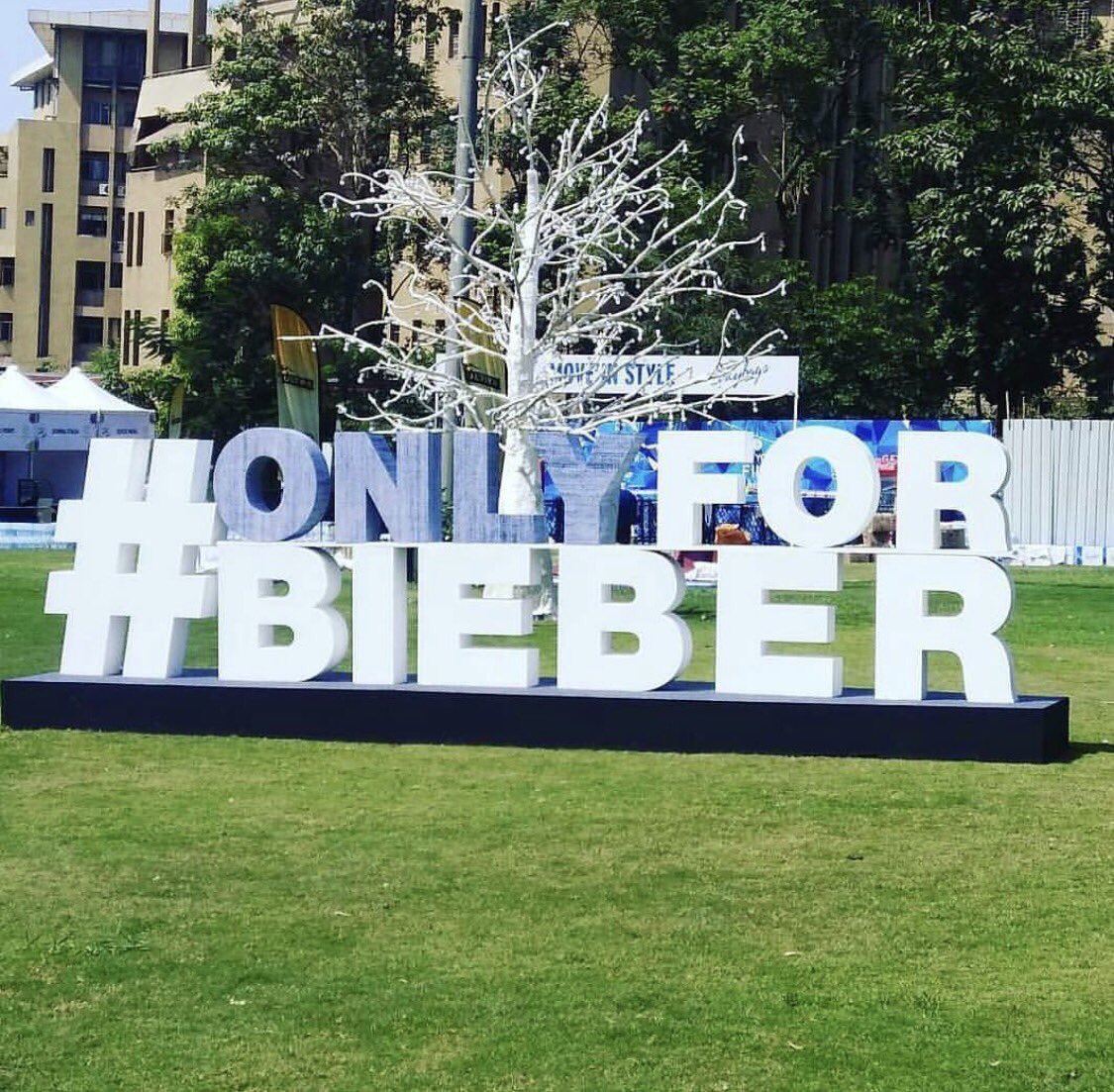 justinbieberID's tweet photo. keren banget, arena DY Patil Stadium kemarin di hias Red Carpet dan atribut lain untuk menyambut Purpose Tour Mumbai 🇮🇳 https://t.co/M6Yufkx6FG