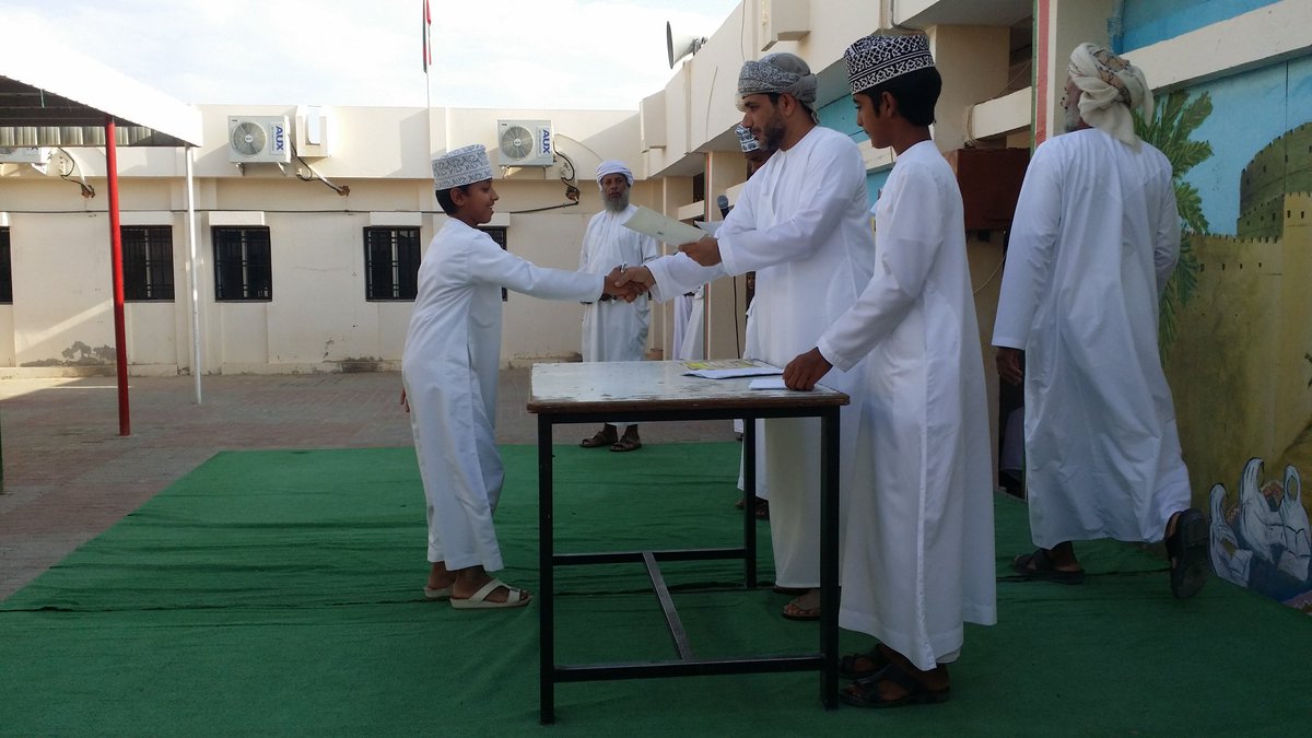 تكريم 11 طالب اجتاز اختبار الأمن والسلامة في مدرسة كعب بن عمرو تحت اشراف مشرف الأمن والسلامة بالمدرسة الاستاذ هلال بن محمد الحجري.